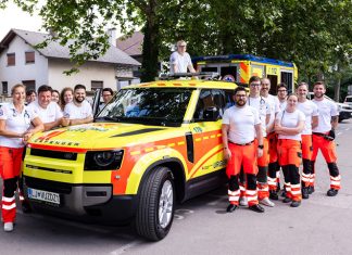 Uradni prevzem specialnega vozila urgentnega zdravnika v Zdravstvenem domu Domžale