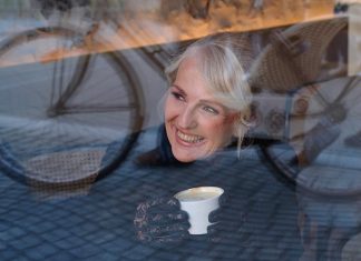 Alenka Godec predstavlja poklon legendarni pesmi »Brez besed«