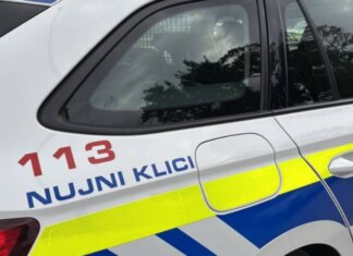 Preiskava v Moravčah: 53-letnik z orožjem ogrozil življenje nekdanje partnerke in umrl na kraju dogodka Policijska patrulja na nujni vožnji, ko se je zgodila objestna vožnja v Domžalah.