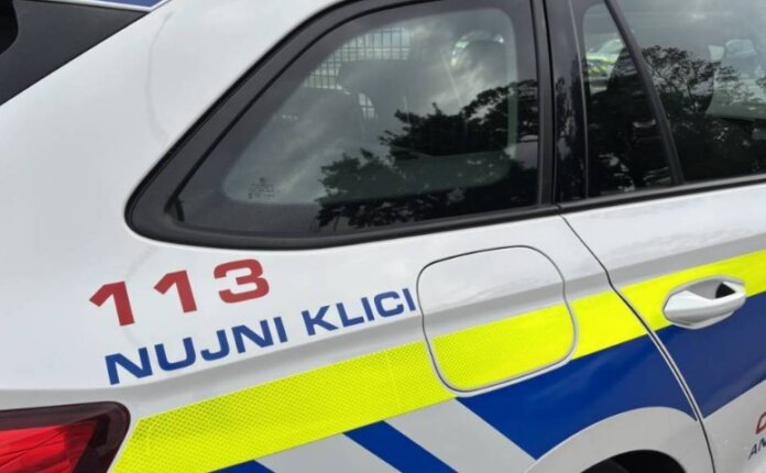 Policijska patrulja na nujni vožnji, ko se je zgodila objestna vožnja v Domžalah.