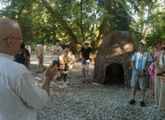 V Arboretumu Volčji Potok odprli edinstveno taktilno razstavo skulptur za slepe in slabovidne