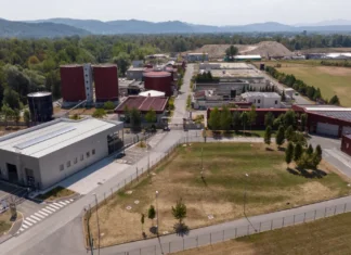 CČN Domžale-Kamnik z novo sušilno napravo pomembno zmanjšuje količino blata Novi objekt CČN Domžale-Kamnik za nadgradnjo sušenja blata. (Foto: Mitja Legat, avgust 2026)