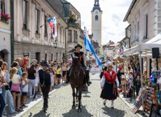 53. Dnevi narodnih noš in oblačilne dediščine: Kamnik ostaja prestolnica slovenske etnološke dediščine