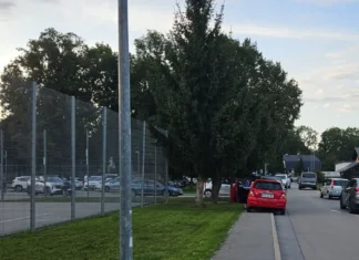 Pismo bralca: Gneča v šoli in pred njo
