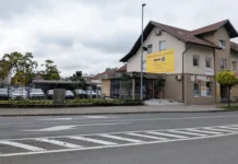 Vizualni kaos v centru Domžal: Nekdanji park pod kostanji postal prodajalna rabljenih vozil