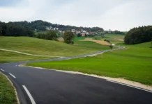 Prenovljena cesta v Dolenjah: za kolesarje in pešce le lepe želje?