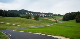 Prenovljena cesta v Dolenjah: za kolesarje in pešce le lepe želje?